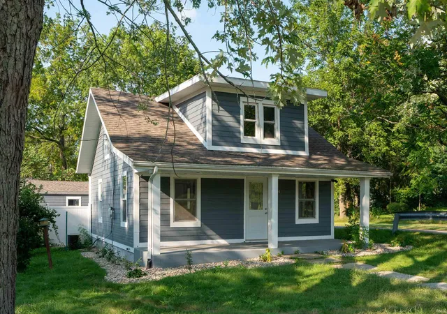Manufactured home for sale at 301 W Pendle St, South Bend, IN 46637-3337 | MLS# 202634885