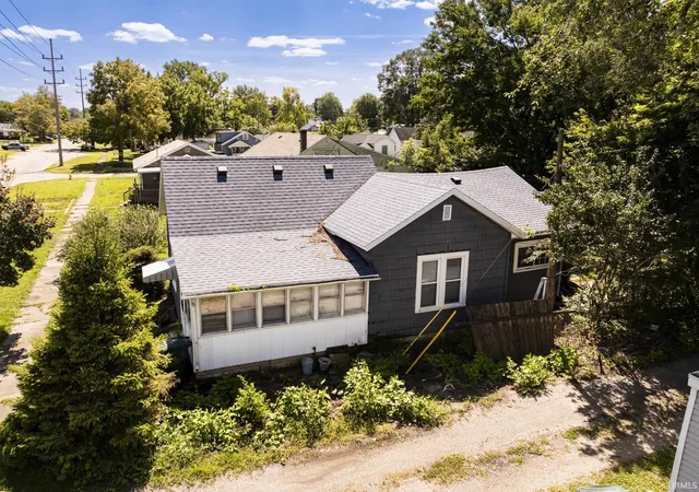 Photo 3 of Sale Pending at 1613 S Gharkey St, Muncie, IN 47302 | MLS# 202634907 | Listing updated on 2026-08-29