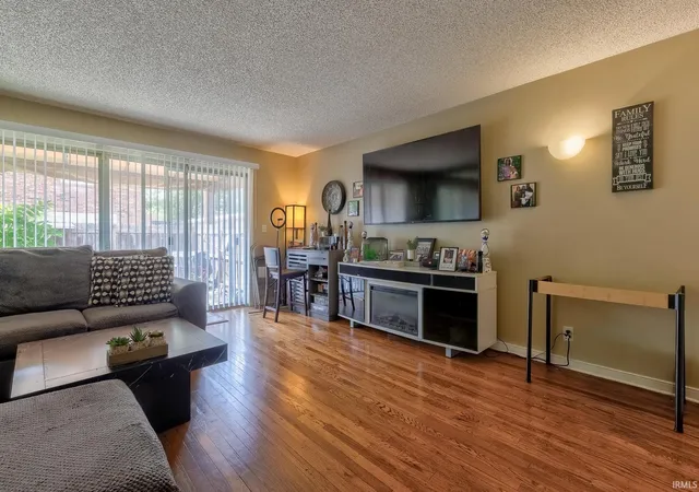 Photo 2 of Sale Pending at 101 Buckingham Dr, Evansville, IN 47715 | MLS# 202635028 | Listing updated on 2026-08-31