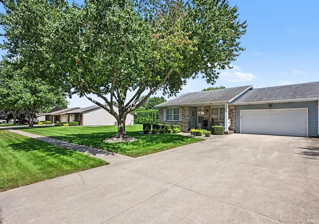 Photo 3 of Sale Pending at 152 Oakmont Dr, Bremen, IN 46506 | MLS# 202635029 | Listing updated on 2026-08-31