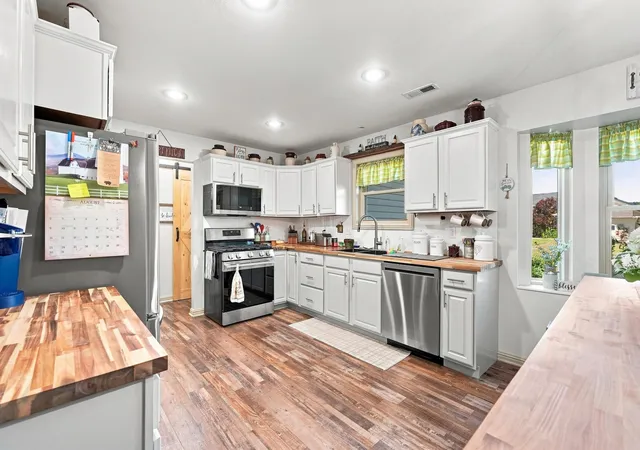 Photo 4 of Manufactured home for sale at 306 Sunstar Dr, Angola, IN 46703 | MLS# 202635038 | Listing updated on 2026-09-22