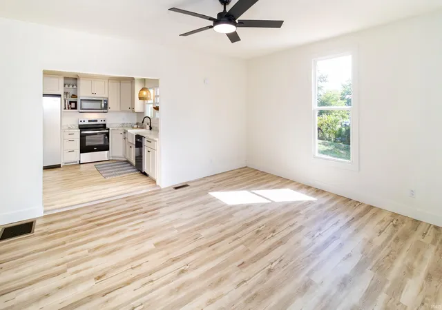 Photo 3 of Sale Pending at 118 S Gibson St, Oakland City, IN 47660 | MLS# 202635149 | Listing updated on 2026-09-21