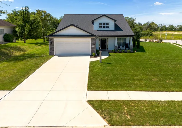 Photo 2 of Manufactured home for sale at 927 Clairborne Dr, Fort Wayne, IN 46818 | MLS# 202635183 | Listing updated on 2026-09-18