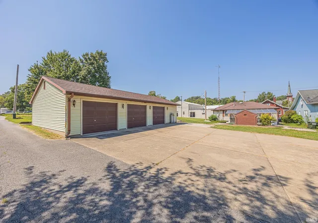 Photo 3 of Sale Pending at 119 E 3rd St, Huntingburg, IN 47542 | MLS# 202635294 | Listing updated on 2026-09-01
