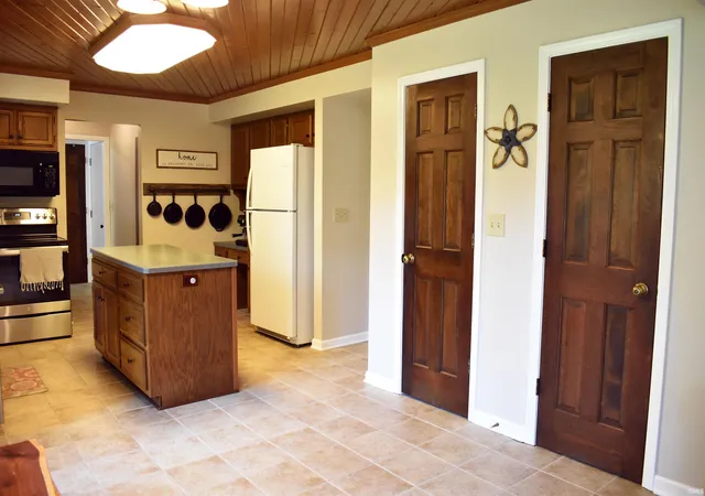 Photo 4 of Sale Pending at 1303 Sanders Dr, Auburn, IN 46706 | MLS# 202635340 | Listing updated on 2026-08-29