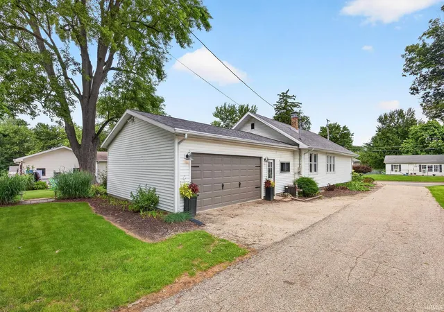 Photo 2 of Sale Pending at 713 W Winona Ave, Warsaw, IN 46580 | MLS# 202635357 | Listing updated on 2026-09-01