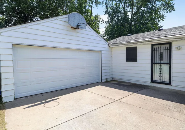 Photo 3 of Manufactured home for sale at 606 N Twyckenham Dr, South Bend, IN 46617 | MLS# 202635363 | Listing updated on 2026-08-28