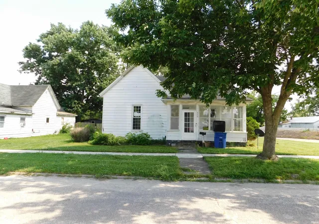 Photo 2 of Manufactured home for sale at 438 W Oak St, Mitchell, IN 47446 | MLS# 202635378 | Listing updated on 2026-08-28