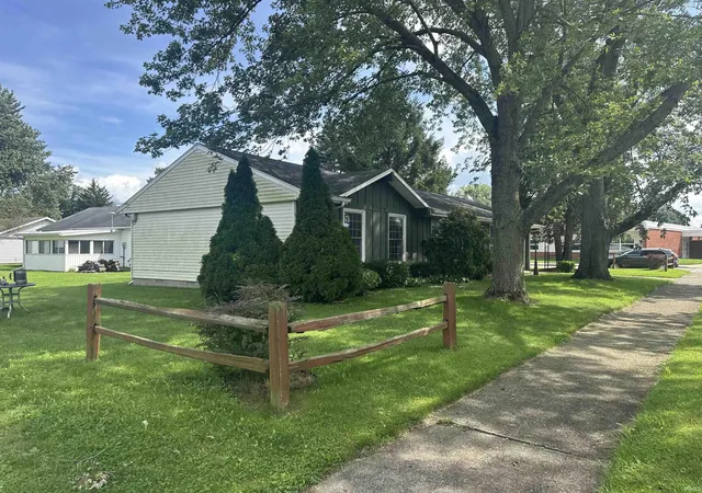 Photo 3 of Manufactured home for sale at 1427 Franklin St, Rochester, IN 46975 | MLS# 202635442 | Listing updated on 2026-09-01