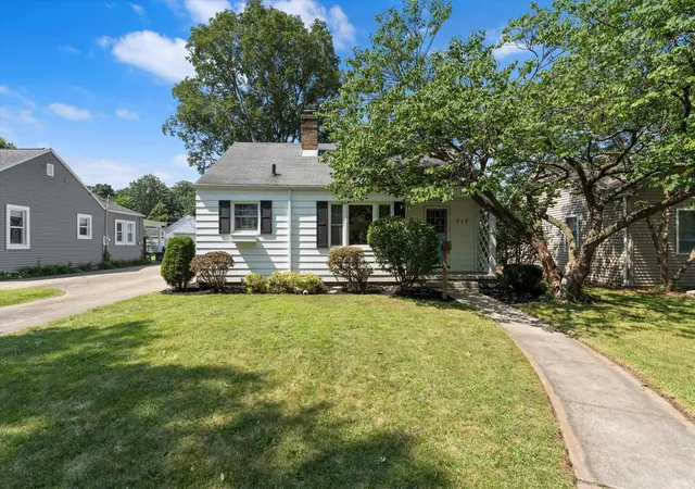 Photo 1 of Sale Pending at 717 Northwood Dr, South Bend, IN 46617 | MLS# 202635500 | Listing updated on 2026-09-09