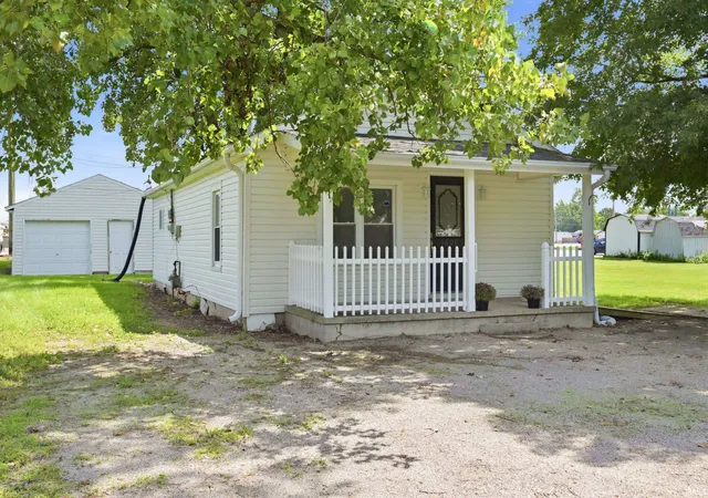 Photo 2 of Manufactured home for sale at 1608 N Cherry St, Hartford City, IN 47348 | MLS# 202635530 | Listing updated on 2026-09-11