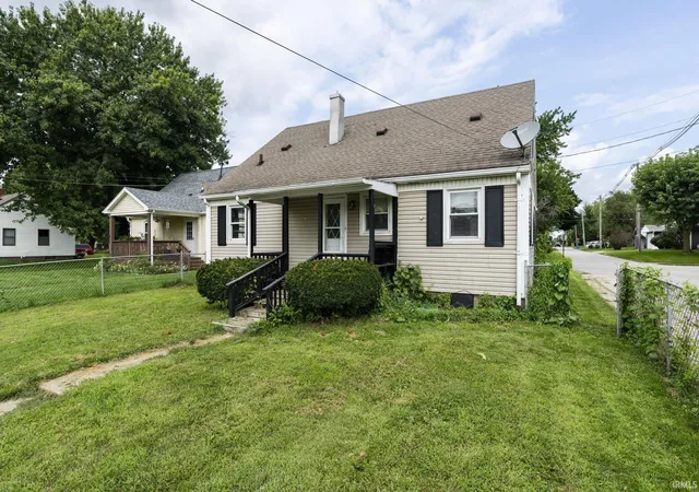 Photo 3 of Sale Pending at 1759 E Clinton St, Frankfort, IN 46041 | MLS# 202635538 | Listing updated on 2026-08-31