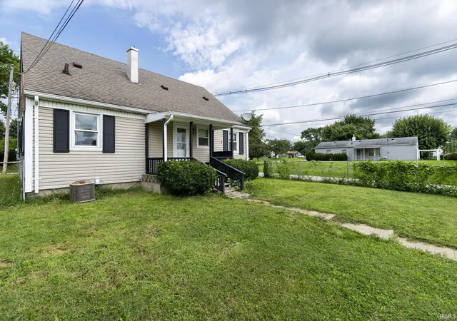 Photo 4 of Sale Pending at 1759 E Clinton St, Frankfort, IN 46041 | MLS# 202635538 | Listing updated on 2026-08-31