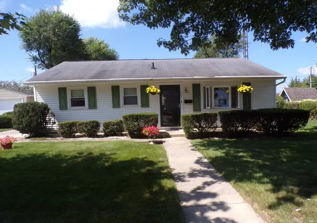 Photo 2 of Manufactured home for sale at 909 N Oxford Dr, Marion, IN 46952 | MLS# 202635546 | Listing updated on 2026-08-31