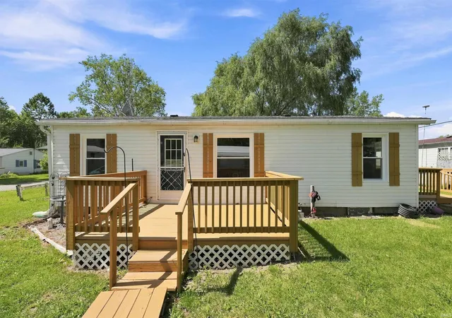 Photo 2 of Sale Pending at 4504 W E Dr, Albion, IN 46701 | MLS# 202635587 | Listing updated on 2026-10-06