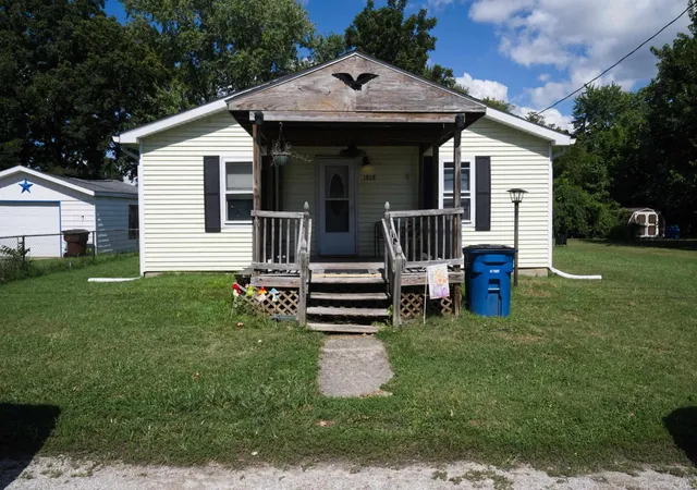 Manufactured home for sale at 1808 Wabash St, Vincennes, IN 47591-5639 | MLS# 202635589