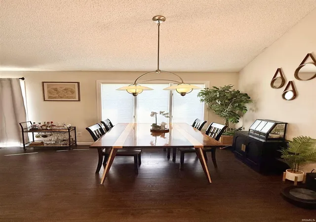 Photo 4 of Sale Pending at 1001 Fox Orchard Run, Fort Wayne, IN 46825 | MLS# 202635607 | Listing updated on 2026-09-03