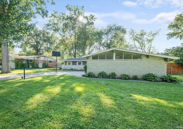 Photo 2 of Sale Pending at 3315 Chancellor Dr, Fort Wayne, IN 46815 | MLS# 202635686 | Listing updated on 2026-08-31