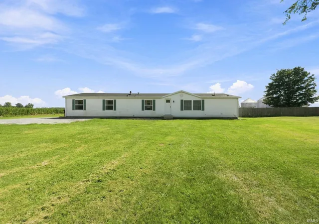 Manufactured home for sale at 11946 US 6 Hwy, Syracuse, IN 46567 | MLS# 202635810