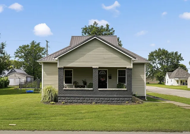 Manufactured home for sale at 401 W Grissom Ave, Mitchell, IN 47446 | MLS# 202635861
