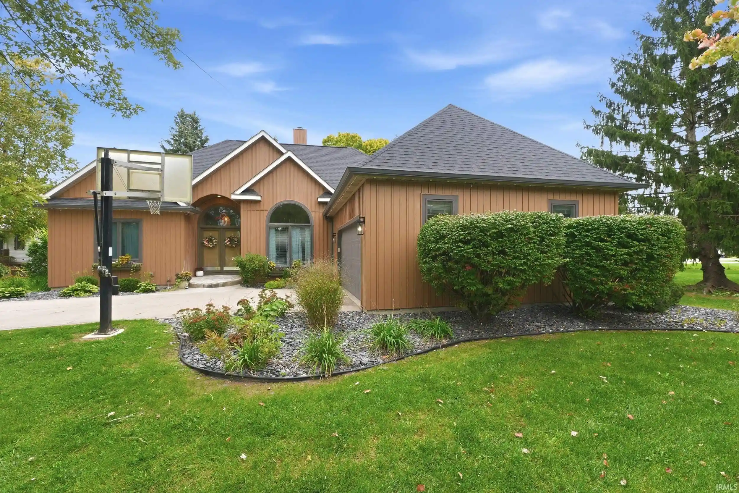 Manufactured home for sale at 1916 S Woodfield Trl, Warsaw, IN 46580 | MLS# 202642777