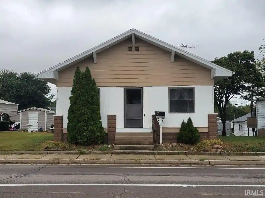 Manufactured home for sale at 323 W Morton St, Oakland City, IN 47660 | MLS# 202642813