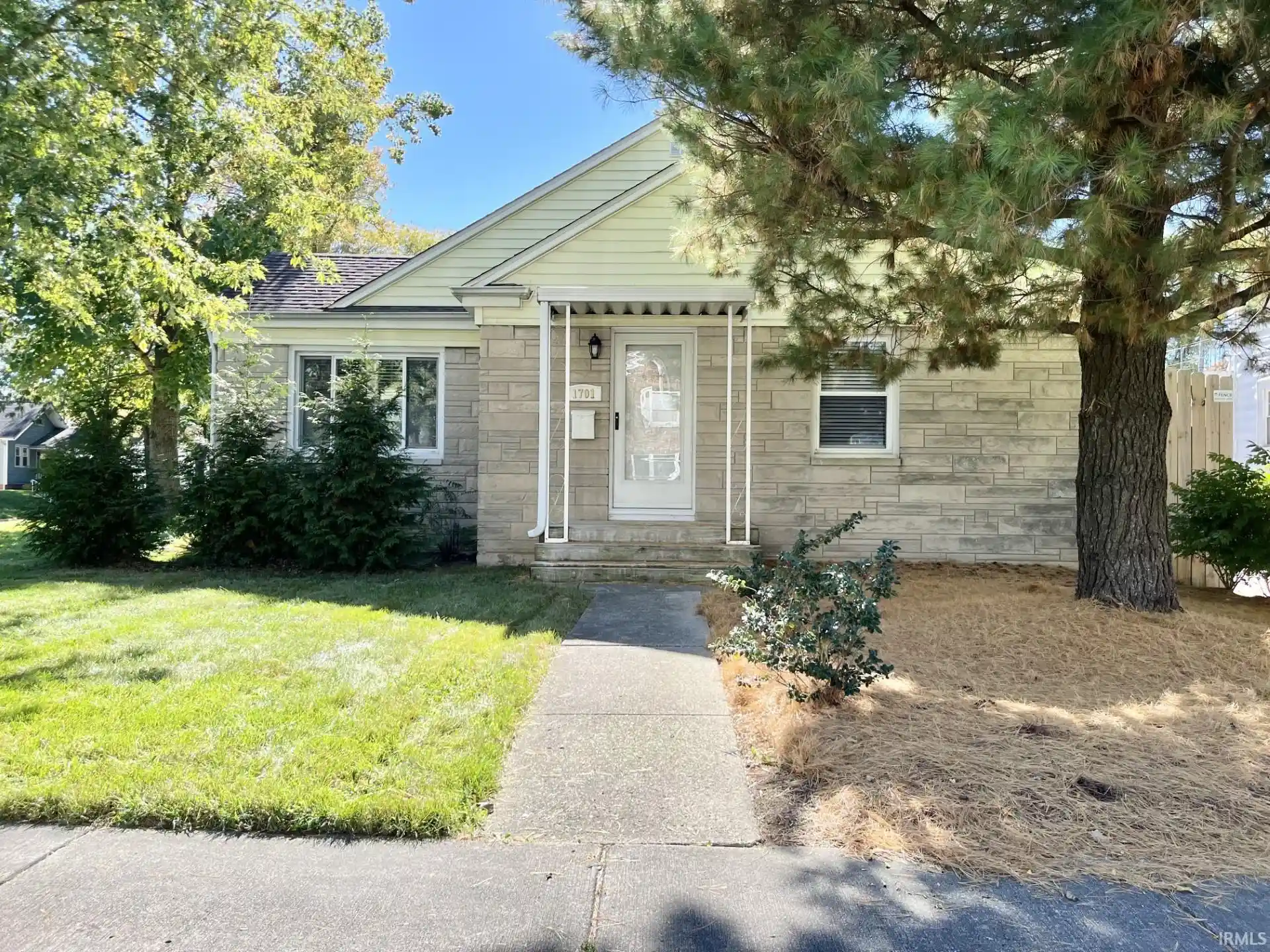 Manufactured home for sale at 1701 Clover Ln, Fort Wayne, IN 46808 | MLS# 202643271