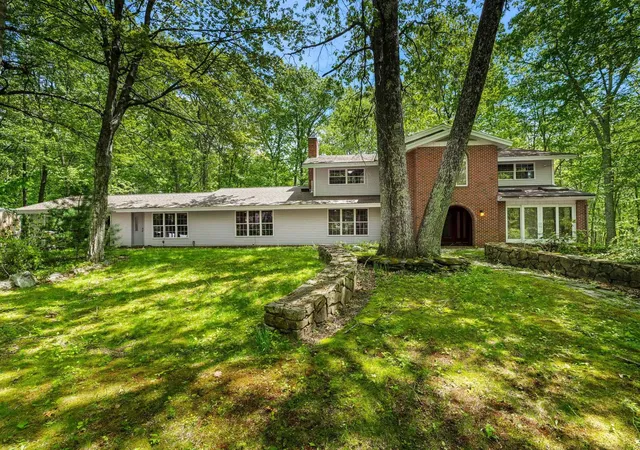 Photo 1 of Single family home for sale at 28 Olde Lantern Rd, Bedford, NH 03110 | MLS# 5043867 | Listing updated on 2025-11-20