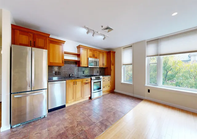 2nd image of 230 College St #7, Burlington, VT 05401 | MLS# 5067576