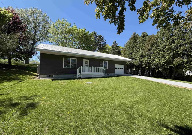 Photo 1 of Single family home for sale at 102 East Shore Dr, Saint Albans, VT 05478 | MLS# 5073437 | Listing updated on 2026-09-17