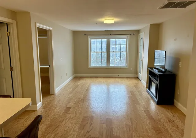 4th image of 14 Crestview Cir #160, Londonderry, NH 03053 | MLS# 5075003