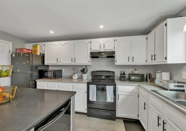 3rd image of 479 Lake Ave, Manchester, NH 03103 | MLS# 5081588