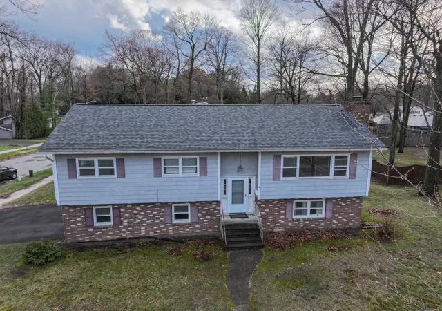 2nd image of 5 Birchwood Ln, Burlington, VT 05408 | MLS# 5082568