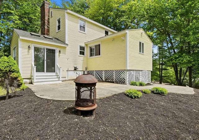 Homes for sale in Londonderry, NH | 27 Gilcreast Rd, Londonderry, NH 03053 | MLS# 5082916