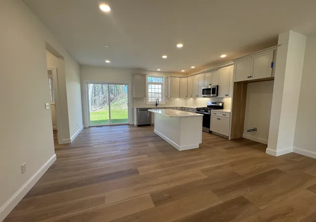 3rd image of 6B Dearborn Cir, Goffstown, NH 03045 | MLS# 5083512