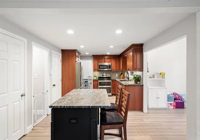 Photo 4 of Single family home for sale at 26 Wedgewood Dr, Londonderry, NH 03053 | MLS# 5083727 | Listing updated on 2026-09-08