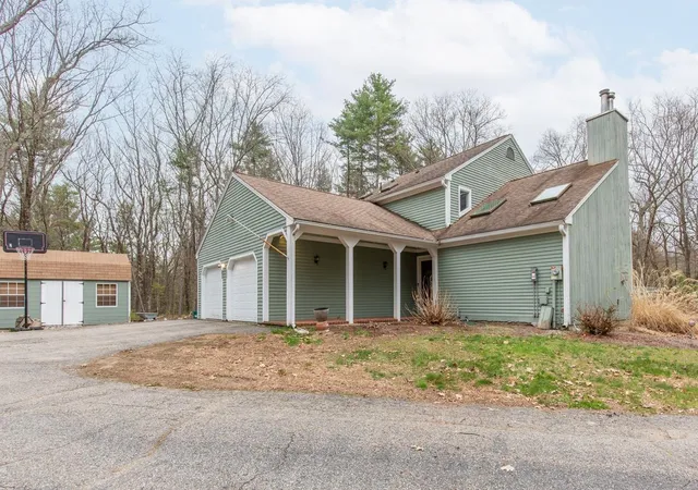 Photo 4 of Single family home for sale at 37 Standish Wy, Amherst, NH 03031 | MLS# 5085085 | Listing updated on 2026-07-25