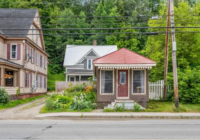 Photo 2 of Single family home for sale at 376 Portland St, Saint Johnsbury, VT 05819 | MLS# 5085117 | Listing updated on 2026-10-20
