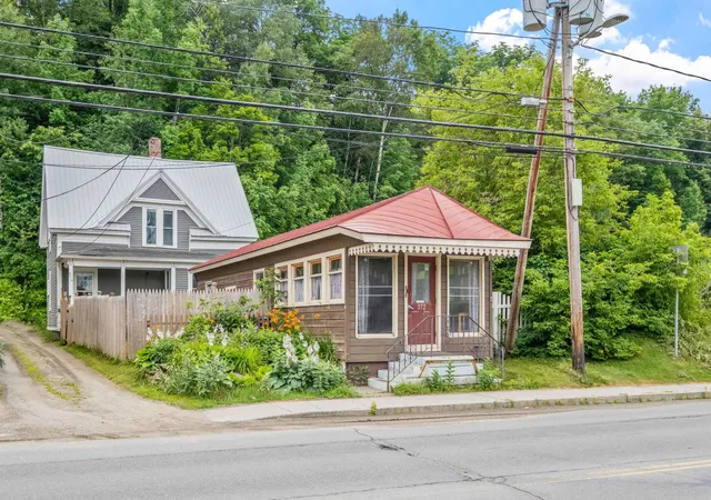 Photo 3 of Single family home for sale at 376 Portland St, Saint Johnsbury, VT 05819 | MLS# 5085117 | Listing updated on 2026-10-20