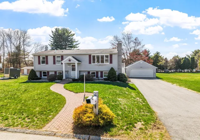 Photo 3 of Single family home for sale at 30 Davis Rd, Portsmouth, NH 03801 | MLS# 5085919 | Listing updated on 2026-10-01