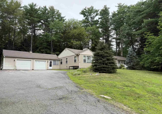Photo 3 of Sale Pending at 1090 North Main St, Laconia, NH 03246 | MLS# 5086603 | Listing updated on 2026-09-19
