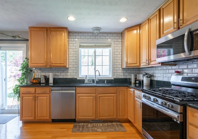 5th image of 17 Georgetown Dr, Nashua, NH 03062 | MLS# 5088069