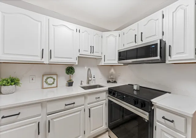 Homes for sale in Salem, NH | 4 Brook Rd #8, Salem, NH 03079 | MLS# 5088090