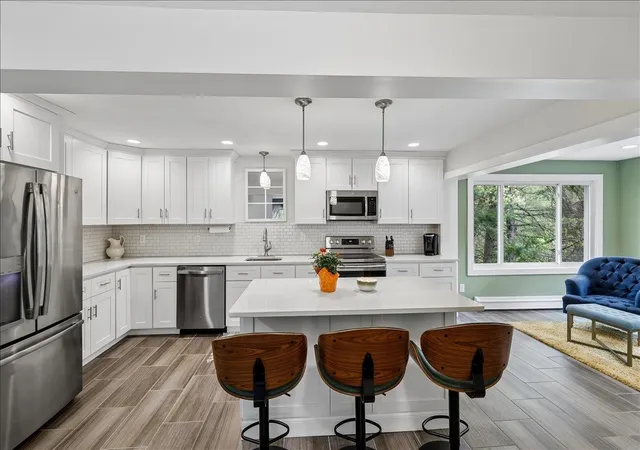 Photo 3 of Sale Pending at 4 Birch Ct, Goffstown, NH 03045 | MLS# 5088608 | Listing updated on 2026-08-18