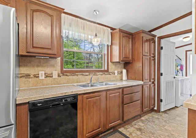 5th image of 16 Eric Ave, Nashua, NH 03062 | MLS# 5089676