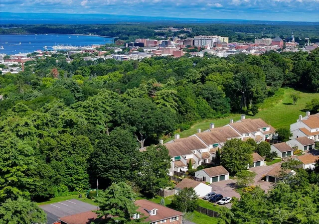 Photo 4 of Townhouse for sale at 545 South Prospect St #30, Burlington, VT 05401 | MLS# 5090003 | Listing updated on 2026-10-09
