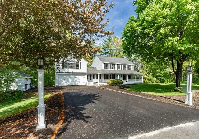 Photo 3 of Single family home for sale at 4 Leary Dr, Litchfield, NH 03052 | MLS# 5090267 | Listing updated on 2026-05-30