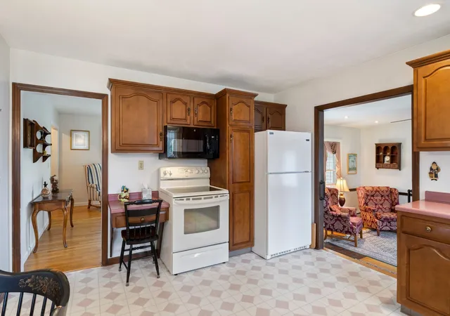 3rd image of 633 Fairfield St, Manchester, NH 03104 | MLS# 5090316