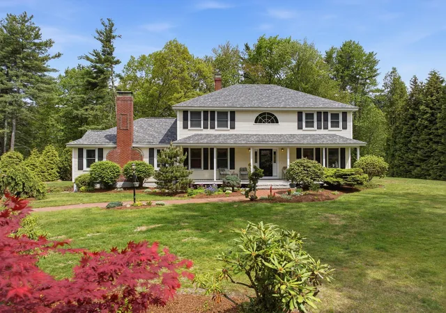 Photo 2 of Single family home for sale at 4 Hunters Rd, Bedford, NH 03110 | MLS# 5090327 | Listing updated on 2026-09-19