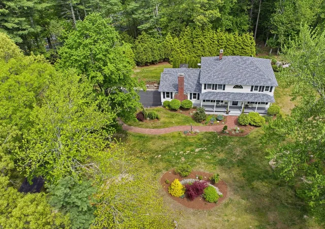 Photo 3 of Single family home for sale at 4 Hunters Rd, Bedford, NH 03110 | MLS# 5090327 | Listing updated on 2026-09-19